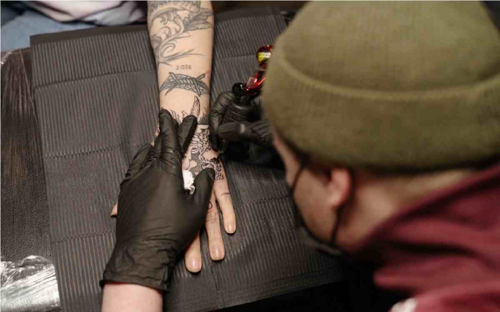 tatuador dando clases