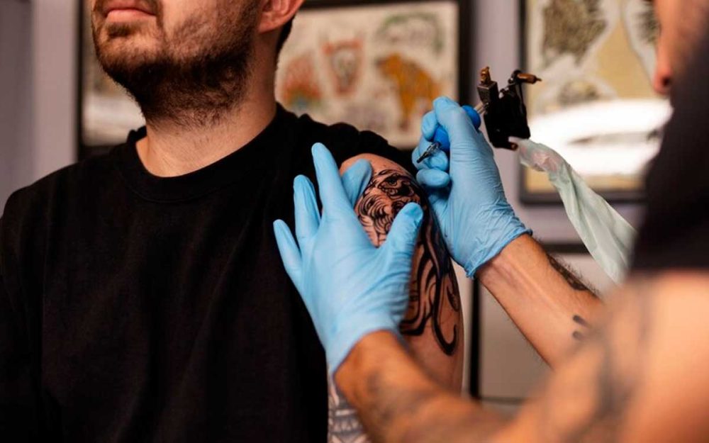 tatuador profesional haciendo tatuaje