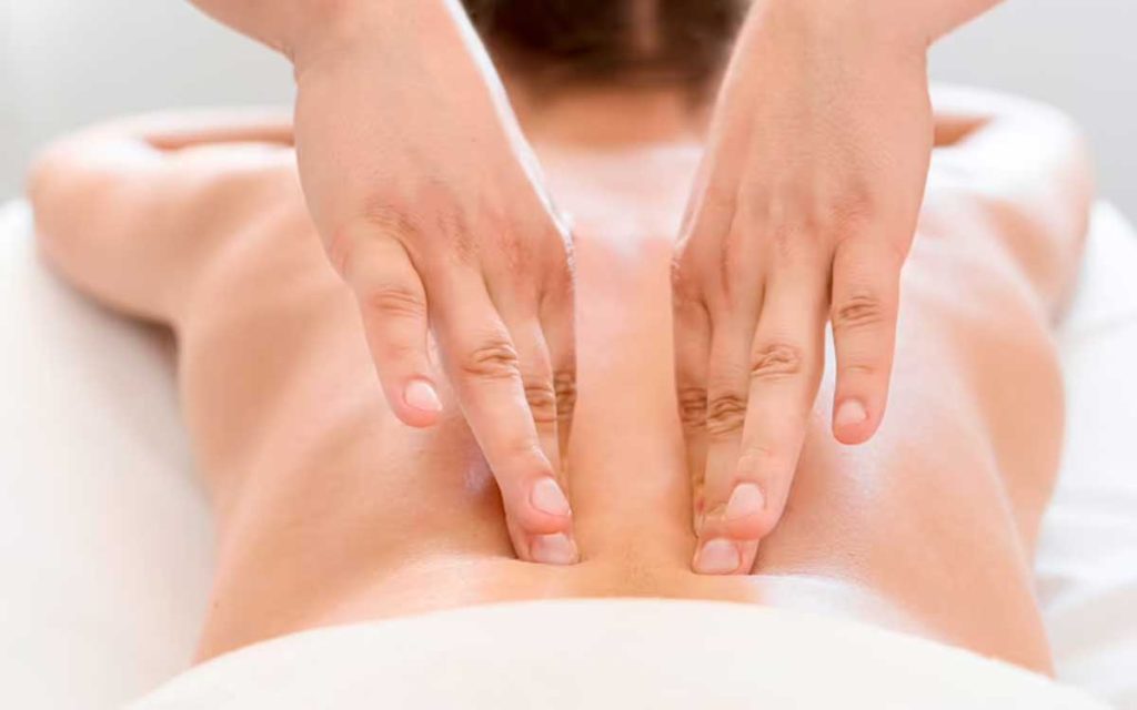 terapeuta de masaje sueco